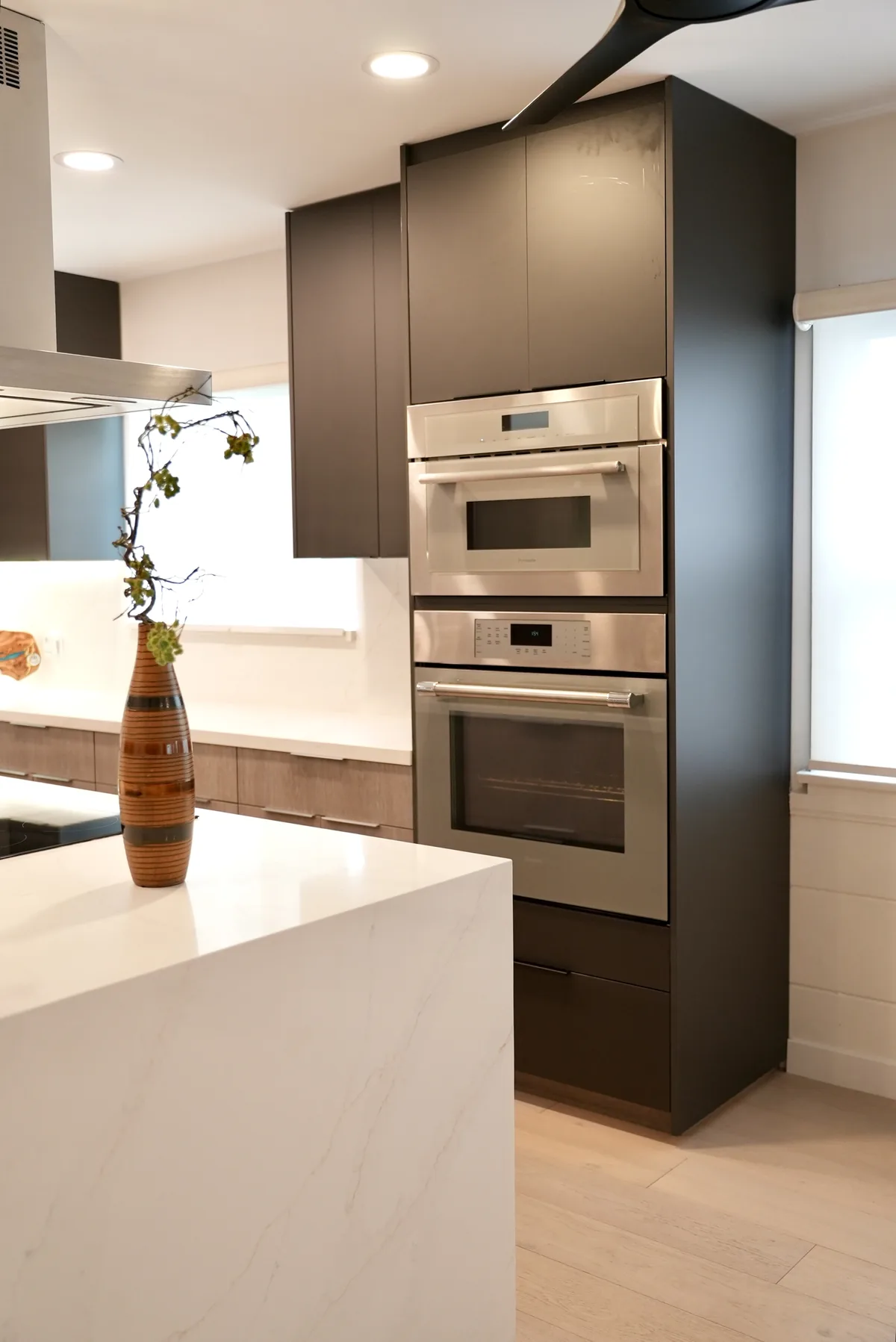 Tall anthracite cabinet housing the built-in ovens
